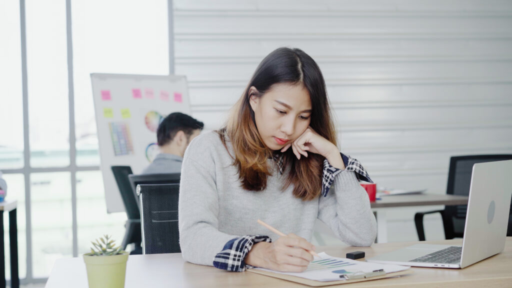 professional asian businesswoman working her office via laptop